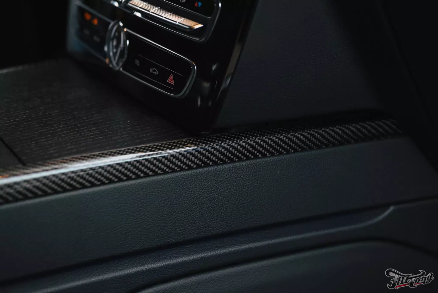 Побортная стереосистема с двумя усилителями на Mercedes G-class. Карбон в салоне. Полировка и керамика кузова, оклейка лобового стекла